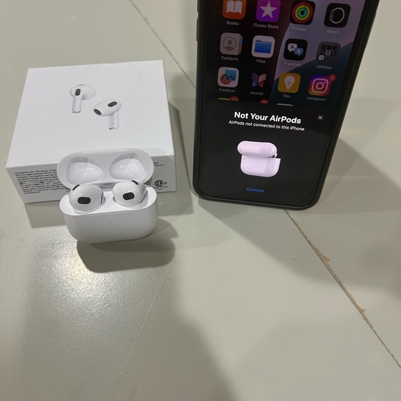 Apple AirPods with Wireless Charging Case - White